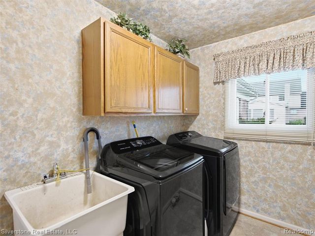 6577 Edith Court, Troy, MI 48085