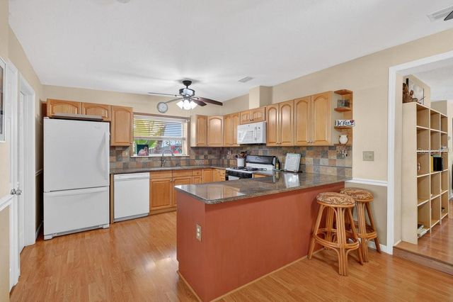 810 E 9TH AVENUE, New Smyrna Beach, FL 32169