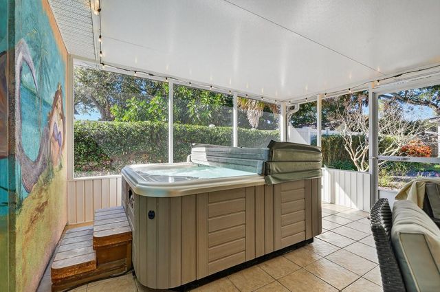 810 E 9TH AVENUE, New Smyrna Beach, FL 32169