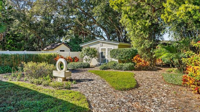 810 E 9TH AVENUE, New Smyrna Beach, FL 32169