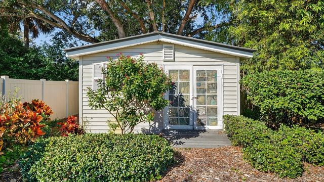 810 E 9TH AVENUE, New Smyrna Beach, FL 32169