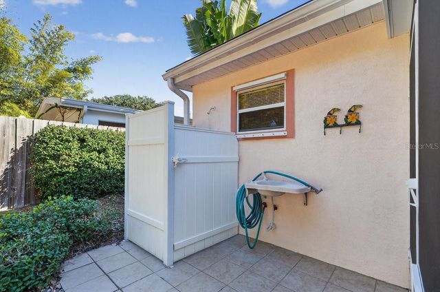 810 E 9TH AVENUE, New Smyrna Beach, FL 32169