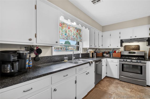 5716 Baylor Drive, Bartlesville, OK 74006