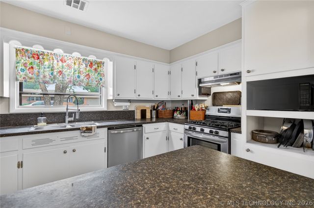 5716 Baylor Drive, Bartlesville, OK 74006