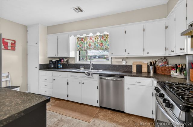 5716 Baylor Drive, Bartlesville, OK 74006