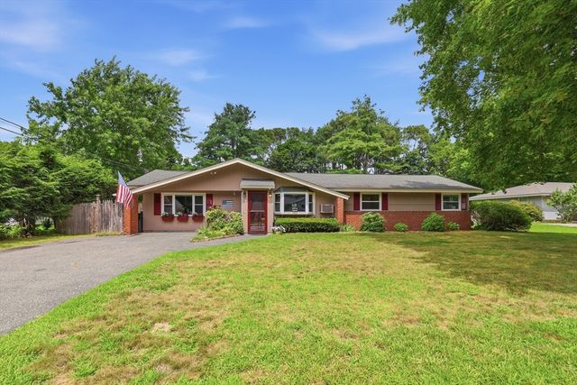 8 Sloane Dr, Framingham, MA 01701