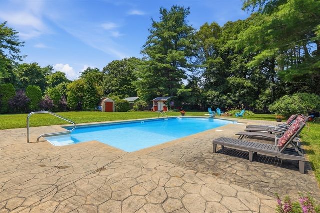 8 Sloane Dr, Framingham, MA 01701