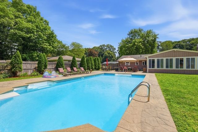 8 Sloane Dr, Framingham, MA 01701