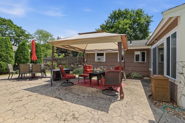 8 Sloane Dr, Framingham, MA 01701