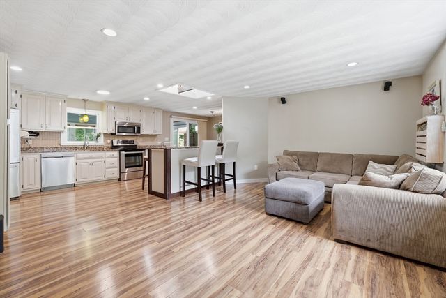8 Sloane Dr, Framingham, MA 01701