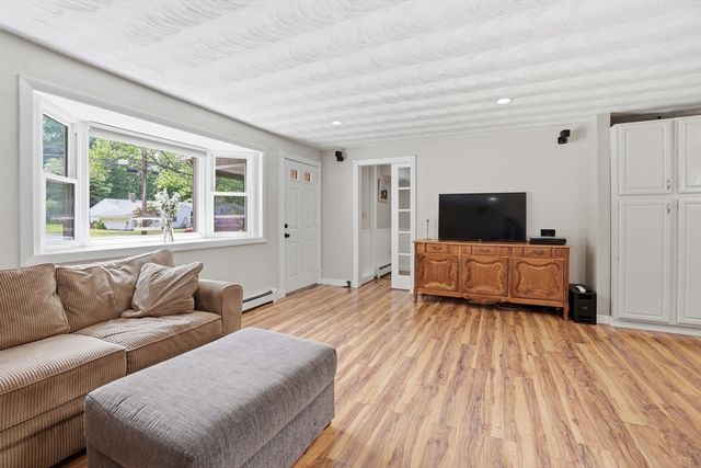 8 Sloane Dr, Framingham, MA 01701