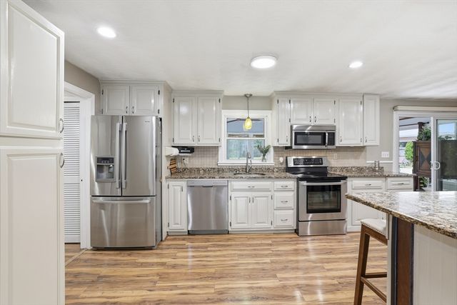 8 Sloane Dr, Framingham, MA 01701