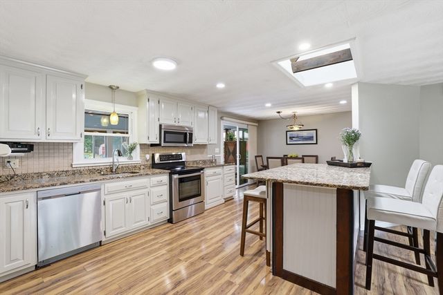 8 Sloane Dr, Framingham, MA 01701