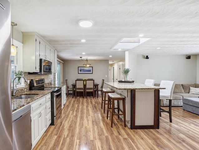 8 Sloane Dr, Framingham, MA 01701