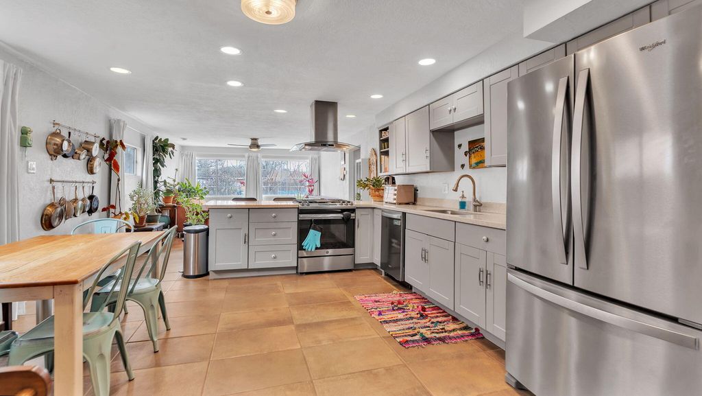 Image 10 of property listing at 1046 McMullen Drive NW, Albuquerque, NM 87107