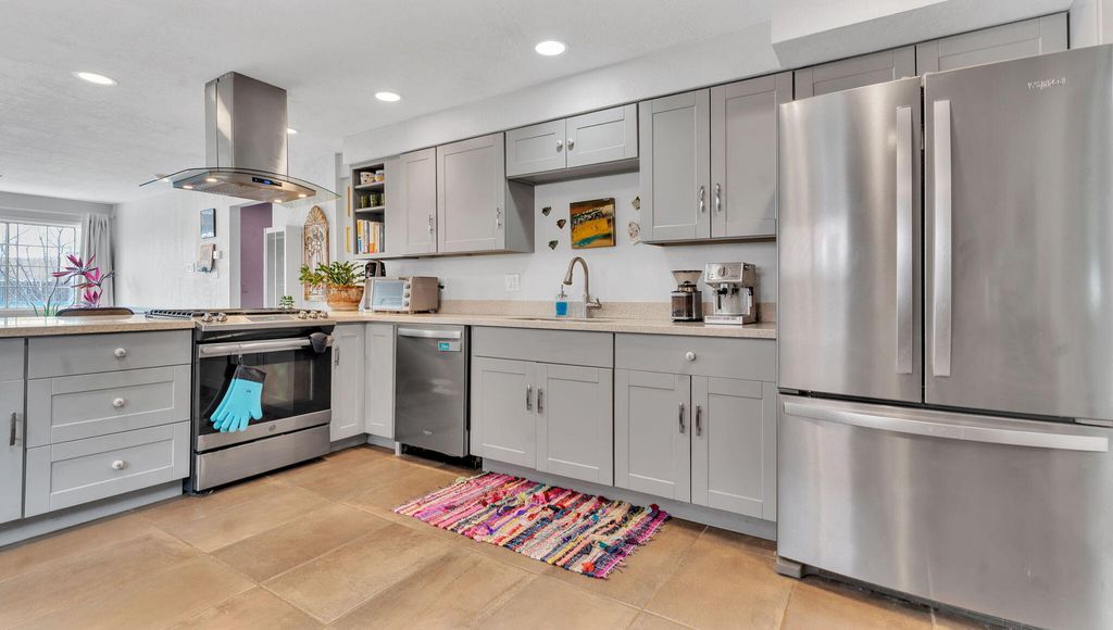 Image 11 of property listing at 1046 McMullen Drive NW, Albuquerque, NM 87107