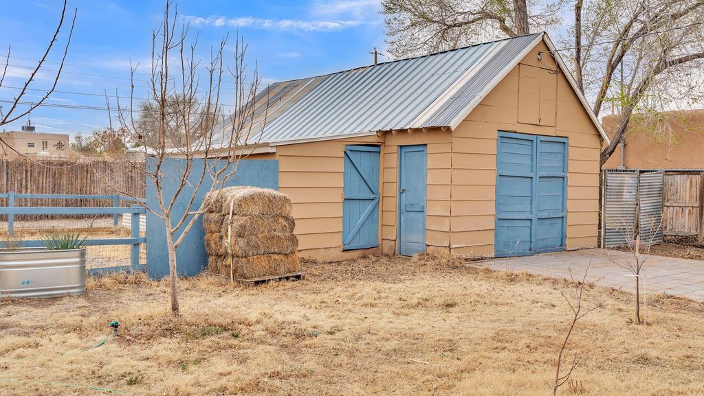 Image 33 of property listing at 1046 McMullen Drive NW, Albuquerque, NM 87107