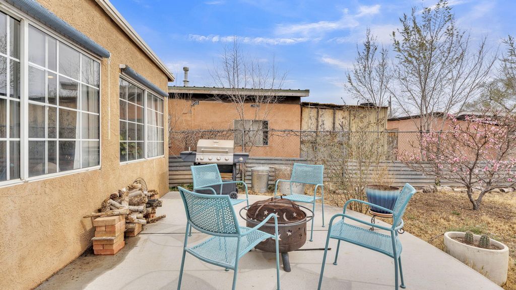 Image 36 of property listing at 1046 McMullen Drive NW, Albuquerque, NM 87107