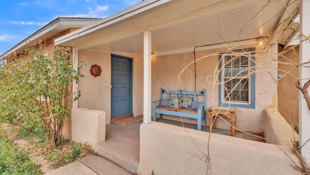 Image 4 of property listing at 1046 McMullen Drive NW, Albuquerque, NM 87107