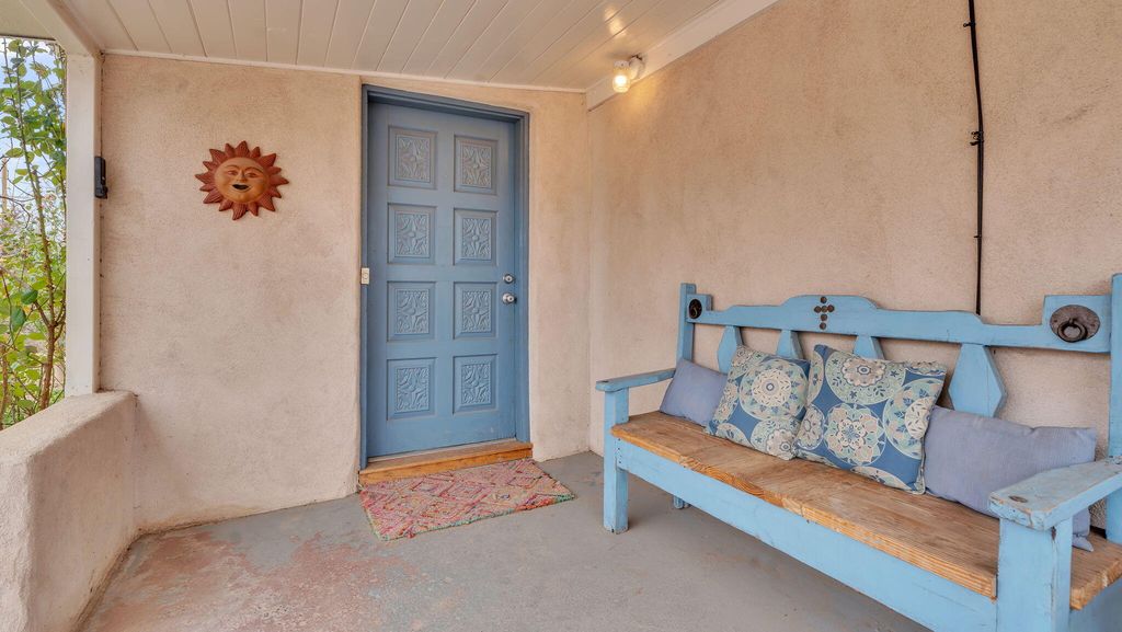 Image 5 of property listing at 1046 McMullen Drive NW, Albuquerque, NM 87107