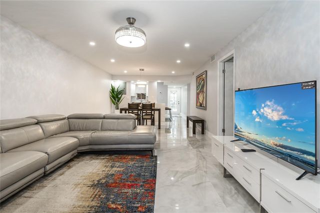 9523 S Hollybrook Lake Drive 102, Pembroke Pines, FL 33025