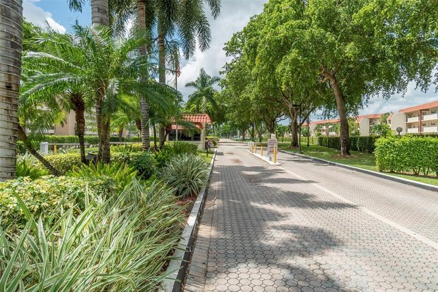 9523 S Hollybrook Lake Drive 102, Pembroke Pines, FL 33025