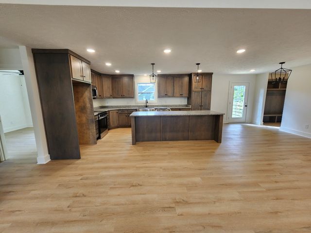 115 Acorn Ln, Hartsville, TN 37074