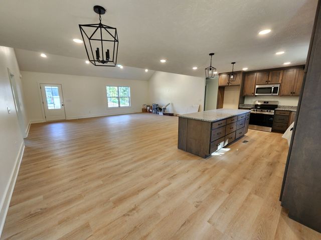 115 Acorn Ln, Hartsville, TN 37074