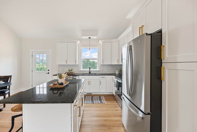 1805 Hickory Cove LN, Moneta, VA 24121