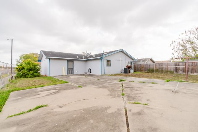 1401 Barcelona Dr, Corpus Christi, TX 78416