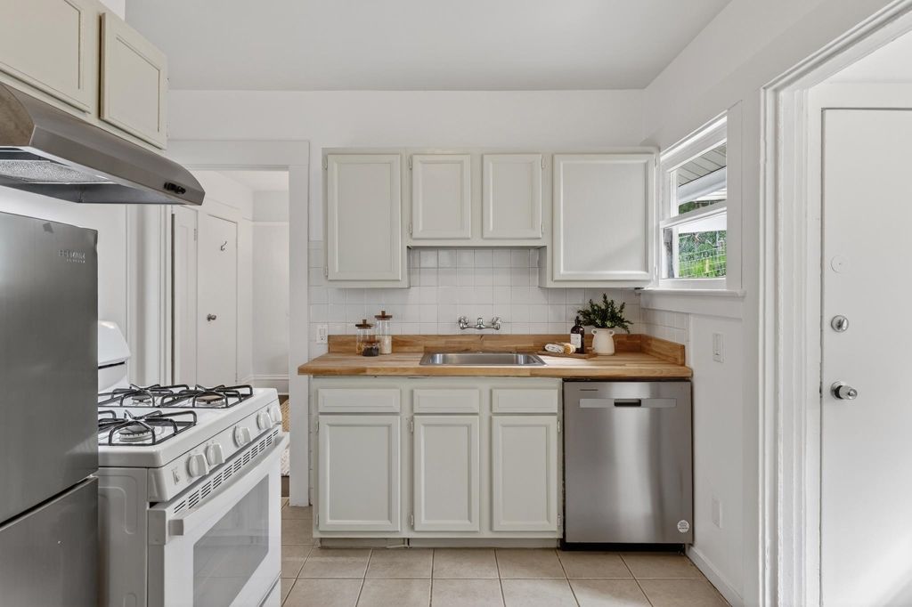 Image 17 of property listing at 3006 3006 14Th Ave, Oakland, CA 94602