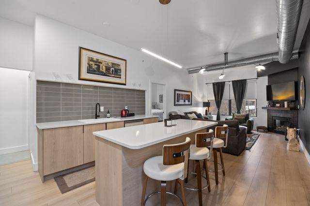 400 E Locust Street 203, Des Moines, IA 50309