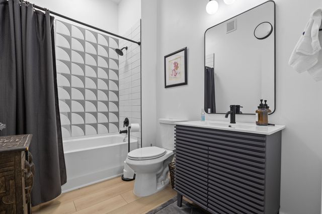 400 E Locust Street 203, Des Moines, IA 50309