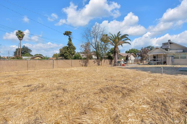 3825 E Mono Street, Fresno, CA 93702