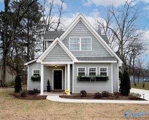 702 Main Street E, Hartselle, AL 35640