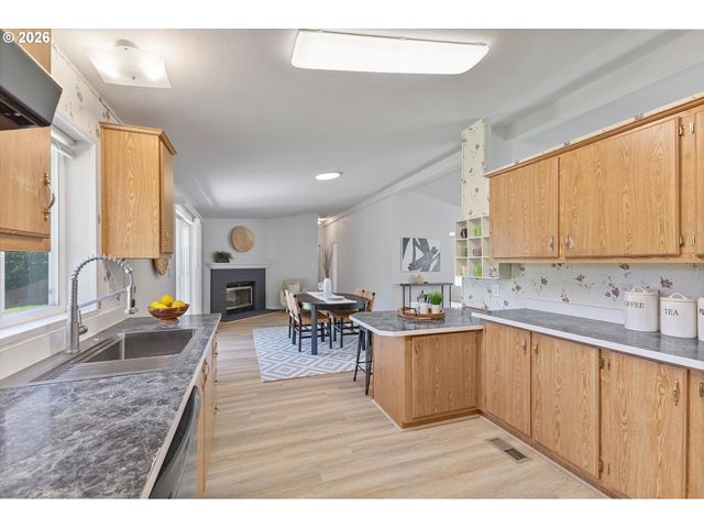 3231 Ne HOLLAND Ct, Portland, OR 97211