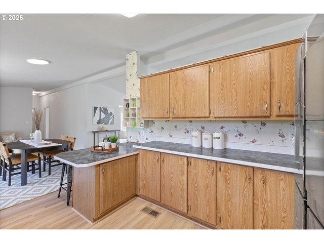 3231 Ne HOLLAND Ct, Portland, OR 97211