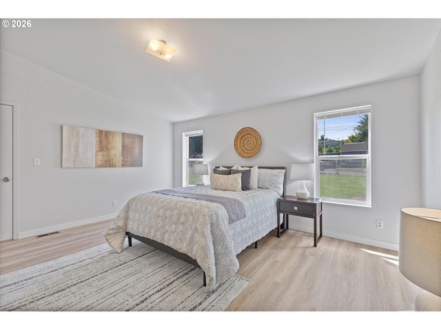 3231 Ne HOLLAND Ct, Portland, OR 97211