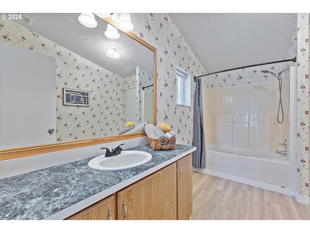 3231 Ne HOLLAND Ct, Portland, OR 97211