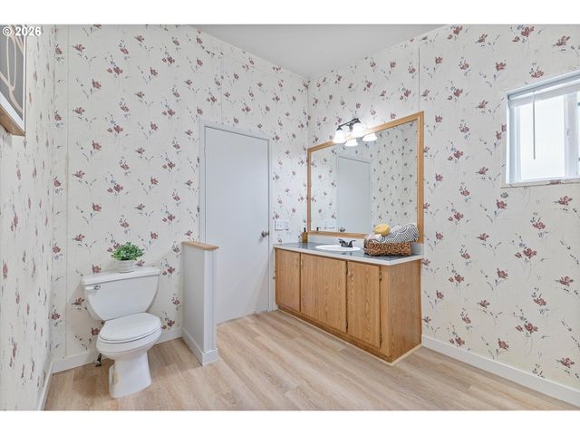 3231 Ne HOLLAND Ct, Portland, OR 97211