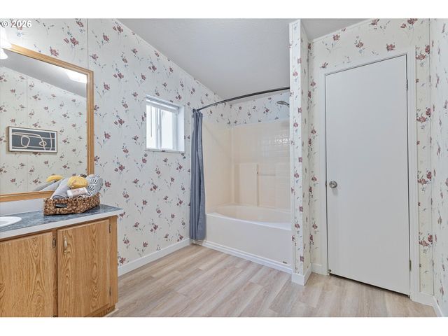 3231 Ne HOLLAND Ct, Portland, OR 97211