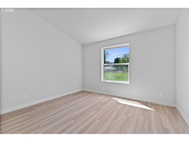 3231 Ne HOLLAND Ct, Portland, OR 97211