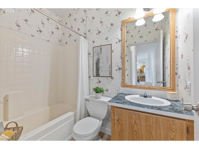 3231 Ne HOLLAND Ct, Portland, OR 97211
