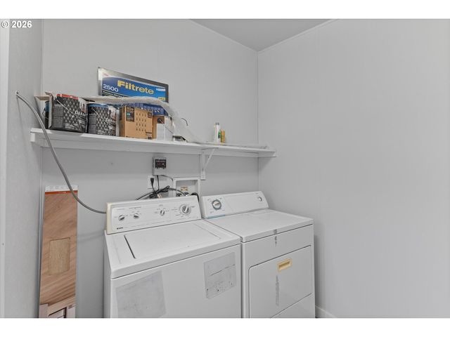 3231 Ne HOLLAND Ct, Portland, OR 97211