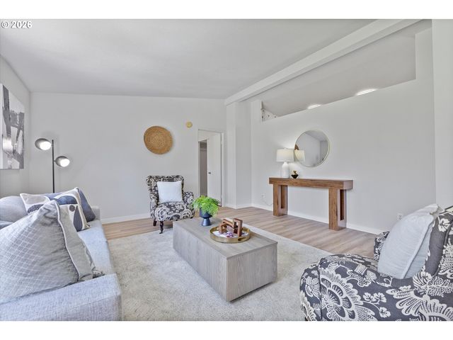 3231 Ne HOLLAND Ct, Portland, OR 97211