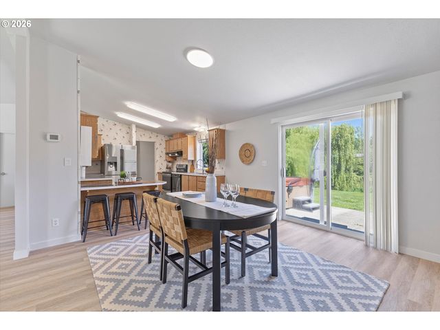 3231 Ne HOLLAND Ct, Portland, OR 97211