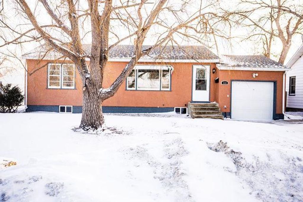 310 11th Avenue NE, Jamestown, ND 58401