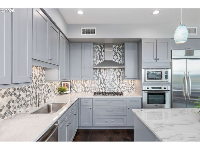 1900 S RIVER Dr 502, Portland, OR 97201