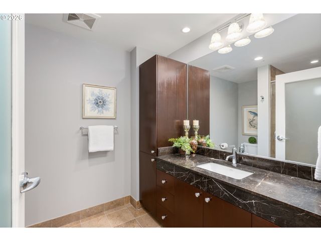 1900 S RIVER Dr 502, Portland, OR 97201