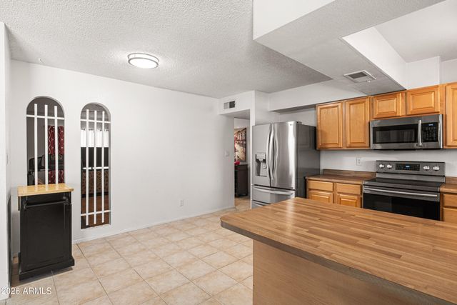 4032 W SAINT JOHN Road, Glendale, AZ 85308